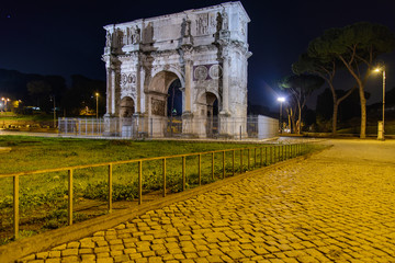 Fototapeta premium Monuments of ancient Rome at night. Colosseum, Arch of Constantine and Roman Forum