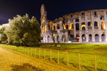 Obraz premium Monuments of ancient Rome at night. Colosseum, Arch of Constantine and Roman Forum