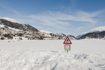 St. Moritz, Engadiner Dorf, Dorf, Engadin, Oberengadin, St. Moritzersee, Eisfläche, Gefahr, Alpen, Winter, Wintersport, Graubünden, Schweiz