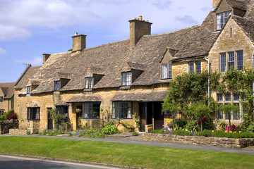 A row of pretty honey coloured stone cottages in Broadway,  Worcestershire, Cotswolds, UK