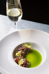 Tartar with white wine