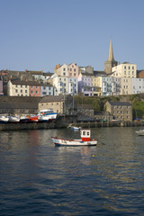 Obraz premium UK, Wales, Pembrokeshire, Tenby, colourful houses line the harbour