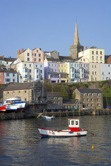 Fototapeta premium UK, Wales, Pembrokeshire, colourful houses above Tenby harbour
