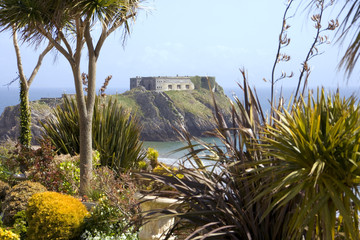UK, Wales, Pembrokeshire, Tenby, seafront gardens and view to St Catherines Island
