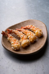 Prepared shrimps with pop corn