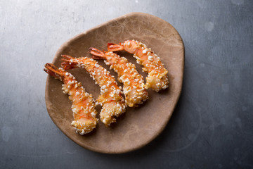 Prepared shrimps with pop corn