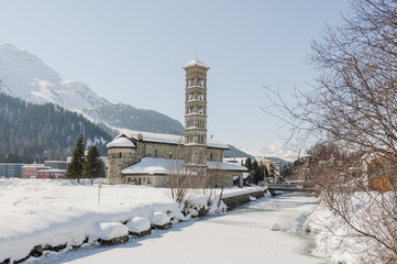 Fototapeta premium St. Moritz, Dorf, Inn, Fluss, Kirche, Sankt Karl Borromäus, St. Moritzersee, Seeufer, Engadin, Oberengadin, Wintersport, Winter, Alpen, Graubünden, Schweiz