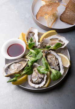 Oysters platter with lemon
