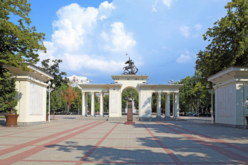 Obraz premium Bust of Georgy Zhukov and Memorial arch 
