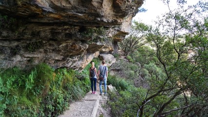 Junges, europäisches Paar in den Bergen - Blue Mountains - Australien