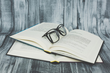 Książka i okulary  © kudlacz1984