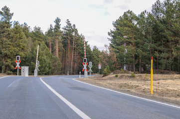 Bahnübergang landstrasse eisenbahn mit Warnkreuz Andreaskreuz