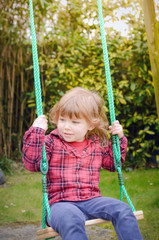 fillette sur sa balan&ccedil;oire.