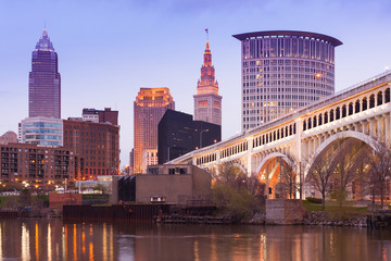 Detroit Superior Bridge over Cuyahoga River and downtown skyline, Cleveland, Ohio, USA - obrazy, fototapety, plakaty