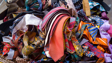 Krawatten auf dem Trödelmarkt