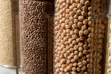 Kichererbsen, Berg-Linsen und Boulgour im Spender als close up im Zero Waste Geschäft