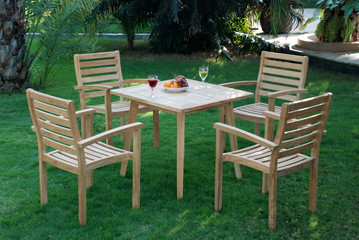 Obraz premium Zestaw mebli ogrodowych z drewna tekowego