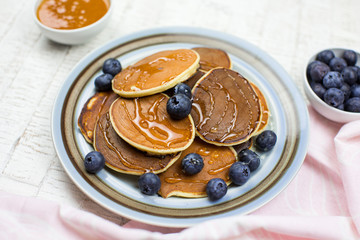 Leckere Pfannkuchen mit Blaubeeren und Honig
