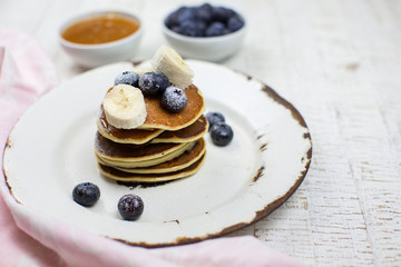 Leckere Pfannkuchen mit Blaubeeren und Honig
