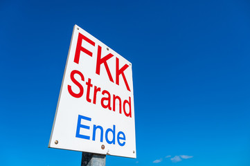 Informationsschild für Ende des FKK-Strandes am Brodtener Steilufer bei Travemünde