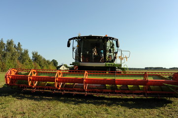 Obraz premium Mähdrescher beim Erntedankfest in Lübs