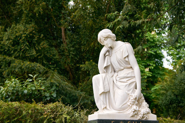 Fototapeta na wymiar Trauernde Frauenstatue mit Siegeskranz