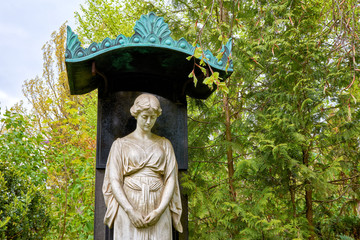 Grabstatue mit Baldachin © reimax16
