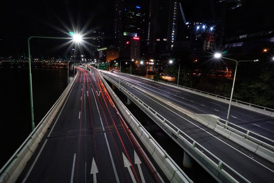 Stra&szlig;e in der Nacht in Brisbane, Australien