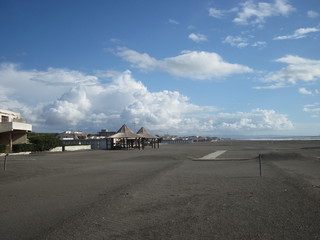 Spiaggia deserta cielo nuvola cumuliforme e mare