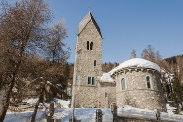 Fototapeta na wymiar St. Moritz, Kirche, Dorfkirche, Oberengadin, Alpen, Graubünden, Winter, Wintersport, Schweiz