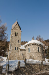 Fototapeta na wymiar St. Moritz, Kirche, Dorfkirche, Oberengadin, Alpen, Graubünden, Winter, Wintersport, Schweiz