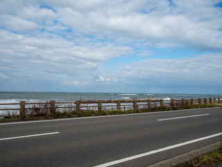 日本海と道路
