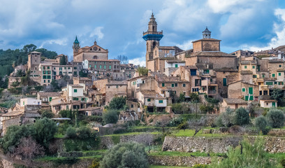 Obraz premium Valldemossa, an outstandingly beautiful village in a remote valley in the Serra Tramuntana mountain range, Majorca (Mallorca), Balearic Islands, Spain. Particularly fanous for its Carthusian Monastery