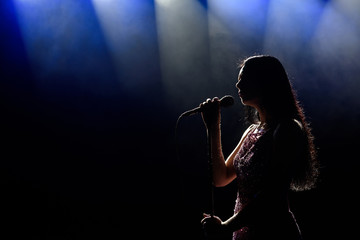 Obraz premium Singer woman on stage