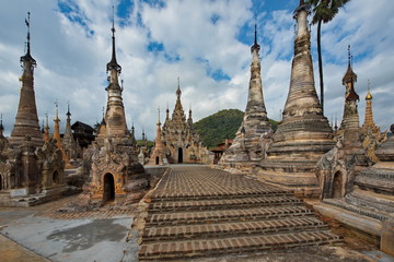 Fototapeta premium Shan. Myanmar. 11/29/2016. A favorite place for tourist excursions - Takhaung Mwetaw pagoda, where more than 200 stupas, with a unique bas-reliefs. Ragada located on the shores of Inle lake.