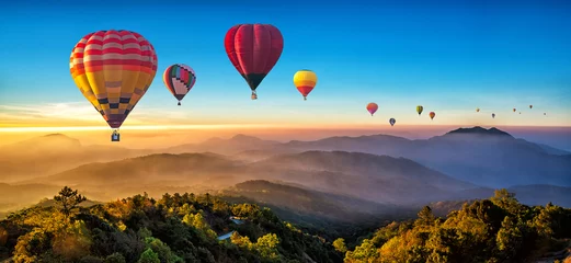 Fototapeten Bunte Heißluftballons fliegen über den Berg bei Dot Inthanon in Chiang Mai, Thailand... © somchairakin