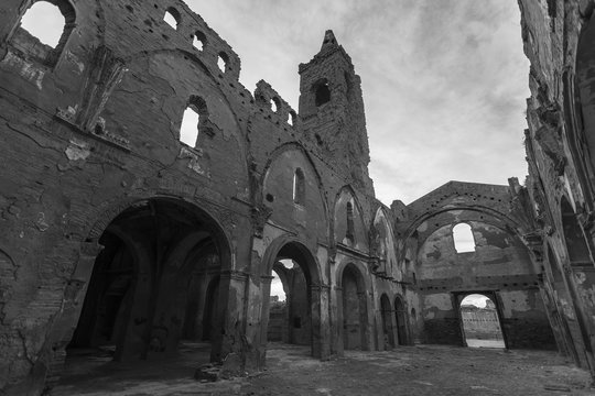 interior iglesia bombardeada en belchite restos de la guerra civil