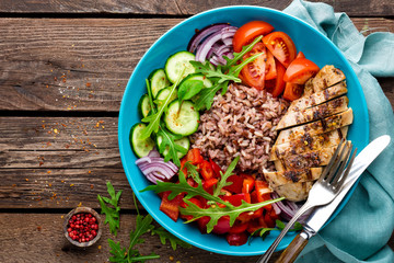 Grilled chicken breast. Fried chicken fillet and fresh vegetable salad of tomatoes, cucumbers, pepper, lettuce and arugula leaves. Chicken meat with salad. Healthy food