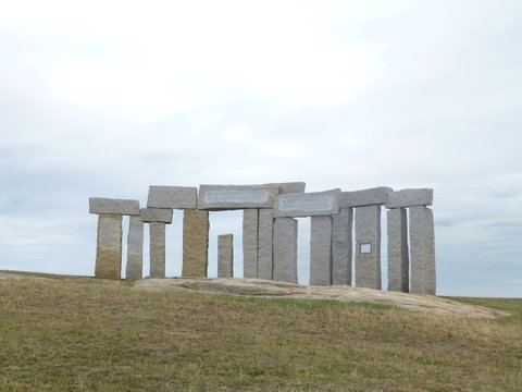 Menhires y dolmenes en Parque Escult&oacute;rico de la Torre de H&eacute;rcules de La Coru&ntilde;a, ciudad portuaria situada en un promontorio en la regi&oacute;n de Galicia (Espa&ntilde;a)