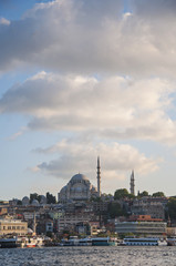 Obraz premium Cumulus clouds over Suleymaniye mosque in Eminonu, istanbul, Turkey