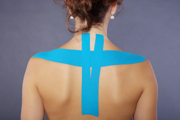 Kinesiologie Frau Tape an Schulter und Nacken Porträt