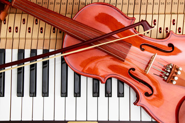 violin and violin arc on the piano keys background