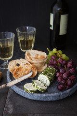 Frischkaese mit Kraeutern