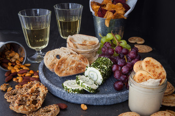 Verschiedene Knabbereien und Wein