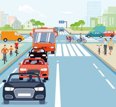 Straßenkreuzung mit Radfahrern und Autos