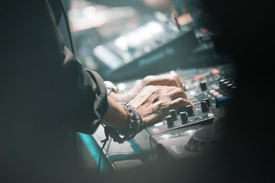 DJ