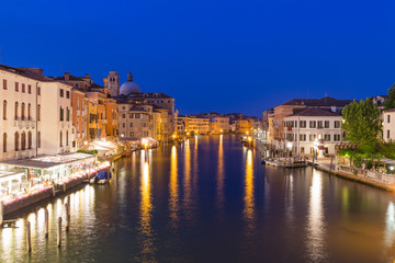 Fototapeta na wymiar Venice / Night view of the river canale and traditional venetian architecture
