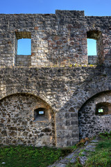 Alte Sandsteinmauer einer Ruine mit Fenstern