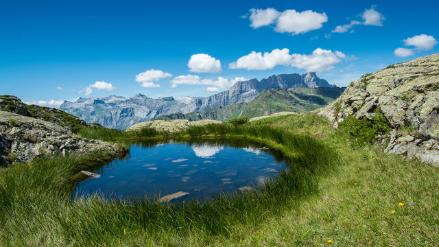 Petit lac de montagne dans les Aravis - Croisse Baulet