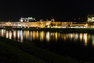 Fototapeta na wymiar Stadtbild Skyline von Salzburg mit Blick auf die Festung Hohensalzburg bei Nacht